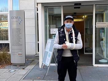 Jacob Schramm posiert mit Gipsarm vor der OCM-Klinik in München - ein an sich harmloser Trainingssturz verdonnert den deutschen Spitzen-Skifahrer zu einer mehrwöchigen Pause.  Foto: privat