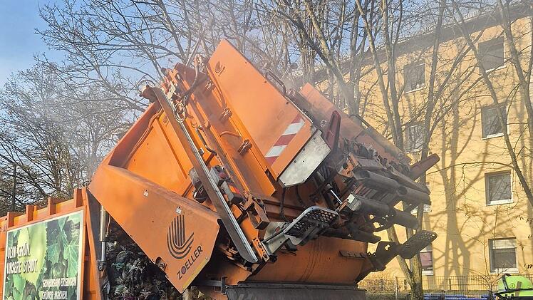 Erlangen: Feuer in Müllabfuhr-Wagen - "Brand weit fortgeschritten"