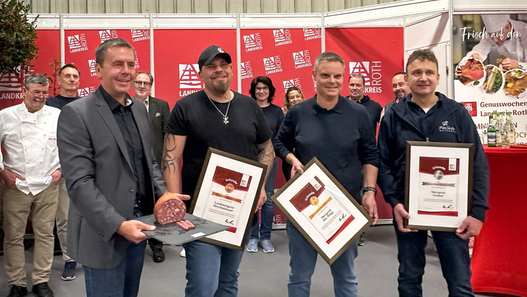 Die Gewinnerteams der Metzgereien „Der Peipp“, Gruber und Brechtelsbauer präsentieren stolz ihre Auszeichnungen und den besten Presssack des Landkreises.