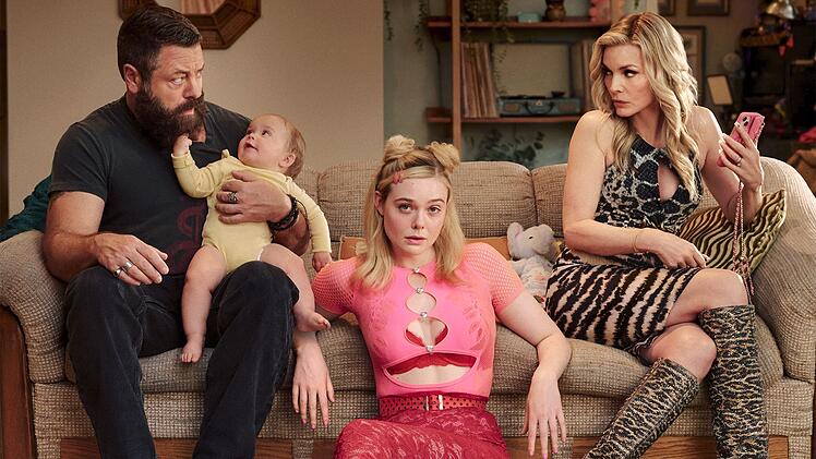 Baby Bodhi wirbelt das Leben von Margo (Elle Fanning, Mitte) und ihrer dysfunktionalen Familie (Michelle Pfeiffer, Nick Offerman) durcheinander.
