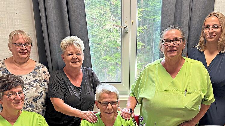 Eva Maria Vogel gemeinsam mit ihren Teamkolleginnen bei ihrer Verabschiedung in den wohlverdienten Ruhestand.Lisa B&ouml;hme