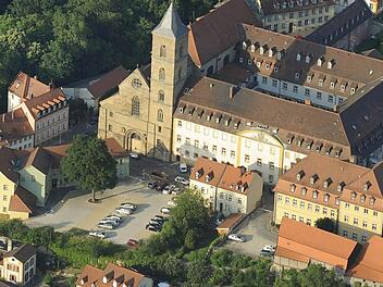 Ein Vorschlag von Stadträtin Daniela Reinfelder (CSU) lenkt die Debatte um die Jugendherberge auf ein seit Monaten leer stehendes Bettenhaus der Karmeliten. Die Suche nach einer neuen Nutzung dort weckt Hoffnung, dass es eine Möglichkeit geben könnte, die Jugendherberge als Gästehaus zu erhalten. Foto: Ronald Rinklef