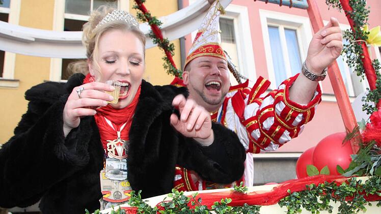 Ausgelassene Stimmung auf dem Wagen des Prinzenpaars: Monique I. (Fuß ) und Matthias I. (Grief) genießen ihren größten Auftritt sichtlich. Fotos: Ulrike Müller