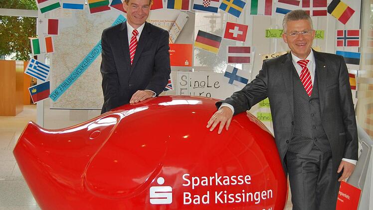 "Die Sparkasse ist jederzeit liquide", freuen sich Vorstandsvorsitzender Roland Friedrich (rechts) und Vorstandskollege Michael Rendl über die Zahlen des Geschäftsjahres 2013