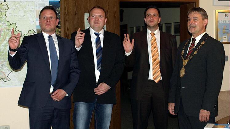 Frank Hauck, Christoph Müller und Andreas Müller (von links, alle CSU) werden von Gerhard Wunder (CSU) vereidigt.