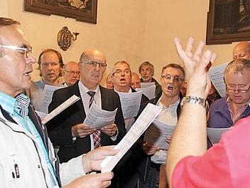 Der Männergesangverein "Liederkranz" mit Dirigent Georg Gunselmann gestaltete den Festgottesdienst in der Kreuzbergkirche mit.  Foto: Mathias Erlwein
