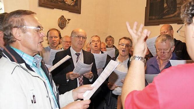 Der Männergesangverein "Liederkranz" mit Dirigent Georg Gunselmann gestaltete den Festgottesdienst in der Kreuzbergkirche mit.  Foto: Mathias Erlwein