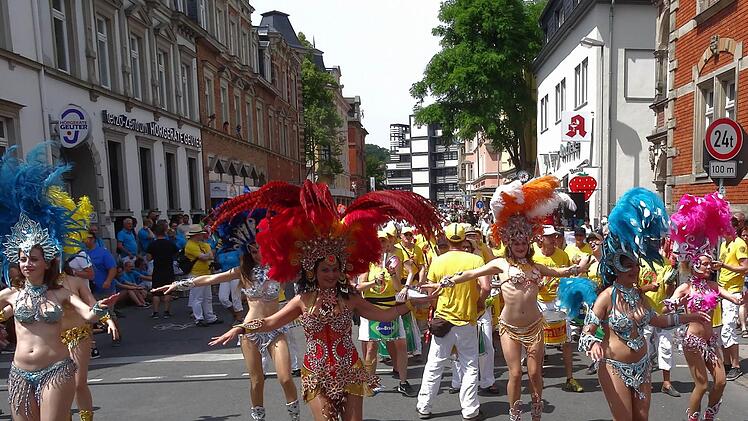 Erste Impressionen vom Samba-Umzug durch die Coburger InnenstadtFoto: Jochen Berger