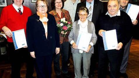 Michael Tohol (4. v. l.) und Karl-Heinz Bauer (3. v. r.) ehrten Karl Sittmann, Elisabeth Paulus, Christina Wicht, Anna Hohenschild, Lorenz Kratz und Josef Huschka. Foto: Dieter Gropp