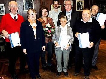 Michael Tohol (4. v. l.) und Karl-Heinz Bauer (3. v. r.) ehrten Karl Sittmann, Elisabeth Paulus, Christina Wicht, Anna Hohenschild, Lorenz Kratz und Josef Huschka. Foto: Dieter Gropp