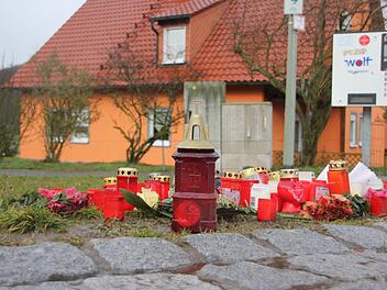 Wenige Tage nach Silvester: An der Stelle, an der Janina aus der n&auml;heren Umgebung von einem Kleinkalibergeschoss t&ouml;dlich getroffen wurde, zeugen Blumen und Kerzen von der grausamen Tat.  Foto: Andreas L&ouml;sch