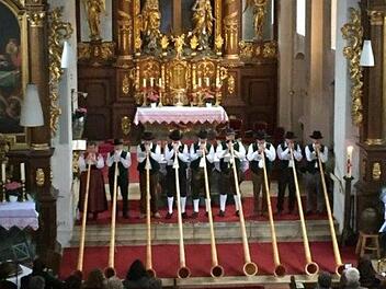 Für eine Stunde der Harmonie, der Entspannung und vor allem der Freude an guter Musik sorgten die Alphornbläser der Schwarzen Berge und ihre Kollegen. Foto: Regina Rinke