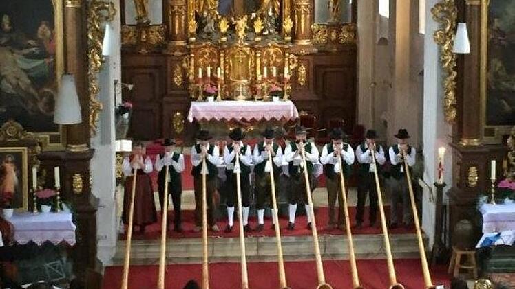 Für eine Stunde der Harmonie, der Entspannung und vor allem der Freude an guter Musik sorgten die Alphornbläser der Schwarzen Berge und ihre Kollegen. Foto: Regina Rinke