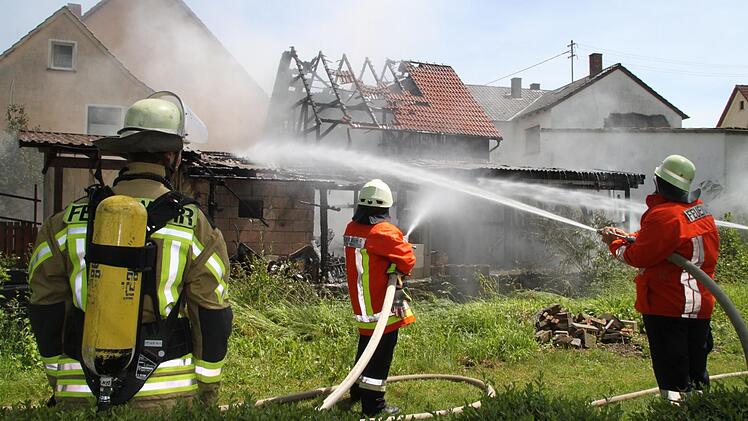 Großeinsatz für 80 Feuerwehrleute am Donnerstagnachmittag in Hutschdorf.  Foto: Andreas Schmitt