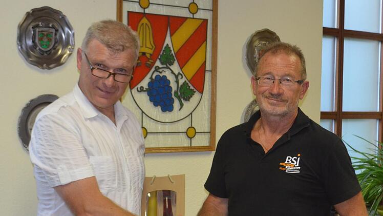 Ramsthals Bürgermeister Alfred Gündling gratulierte in der Sitzung Gemeinderat Edwin Metzler zur Verleihung des Bundesverdienstkreuzes.Andreas Lomb