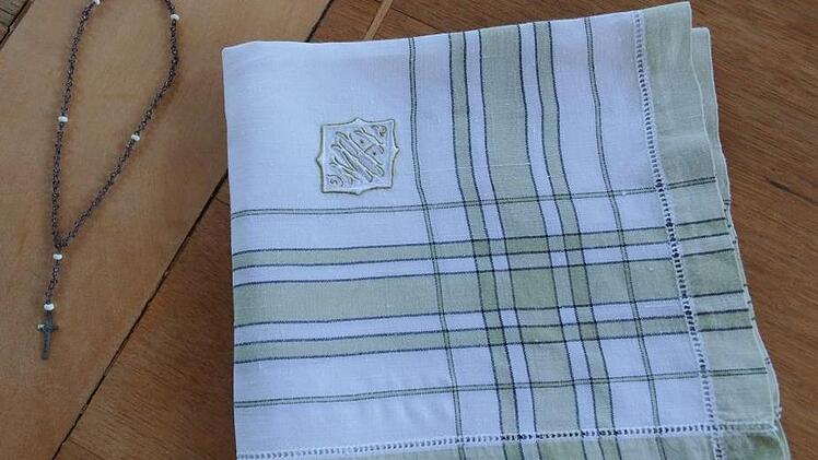 Ein Rosenkranz und eine Serviette von der Hochzeit ihrer Mutter sind Maria Grimmes Schätze aus der Kindheit.    Foto: Britta Schnake