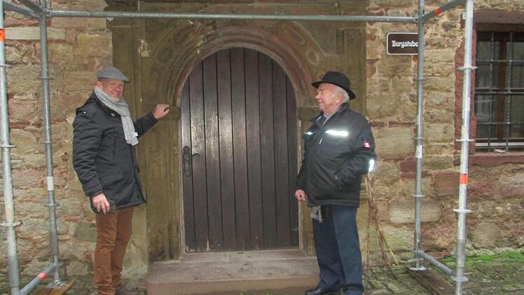 Von einem Fachunternehmen saniert, um das Portal vor dem Verfall zu retten, Zur Freude von Bürgermeister Karlheinz-Kickuth (links) und Burgführer Otmar Pfister (rechts).