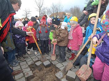 Viel Geld fließt im städtischen Haushalt regelmäßig in den Ausbau der Kinderbetreuung. Unser Foto zeigt den Spatenstich für eine neue Krippe im Martin-Luther-Kindergarten im Jahr 2013. Heuer sind für Kitas im Haushalt fast zehn Millionen Euro an Investitionen.  Foto: Bernhard Panzer (Archiv)