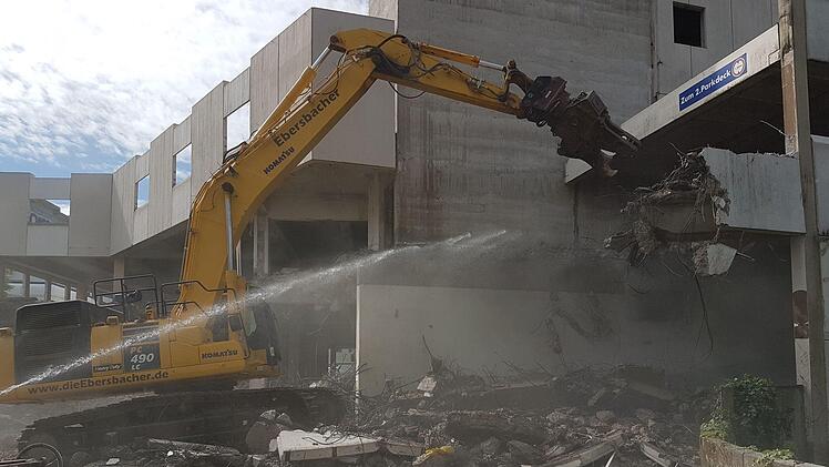 Das Abbruchmaterial wird bis September auf dem Areal gelagert und erst dann abtransportiert. Foto: Alexander Hartmann