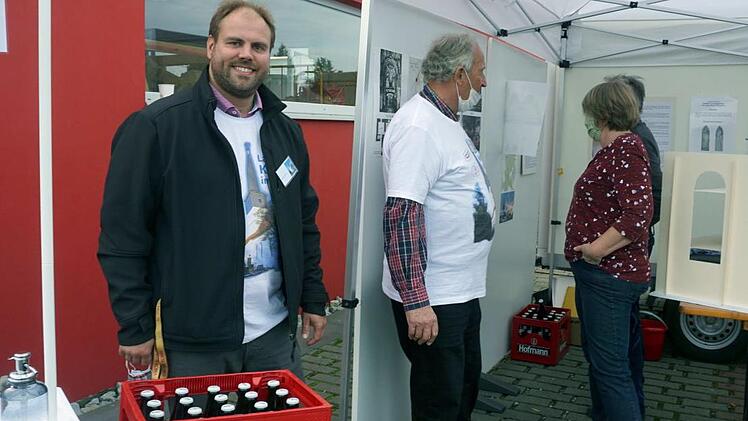 Auch der katholische Pfarrer Johannes Saffer (l.) half beim Verkauf.    Foto: Richard Sänger