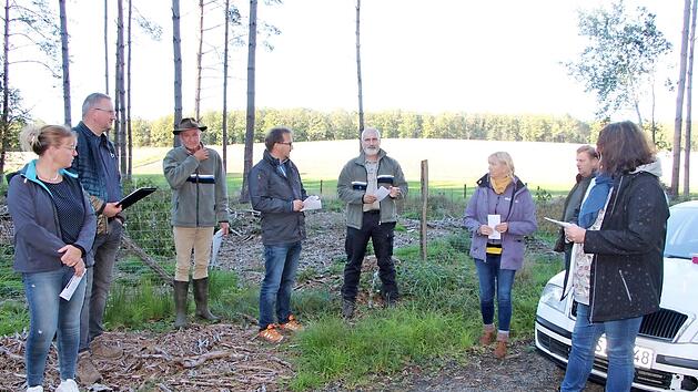 Revierförster Wolfgang Meiners, Bürgermeister Wolfram Thein und Forstdirektor Jürgen Hahn (ab Dritter von links) mit Gemeinderäten beim Waldrundgang