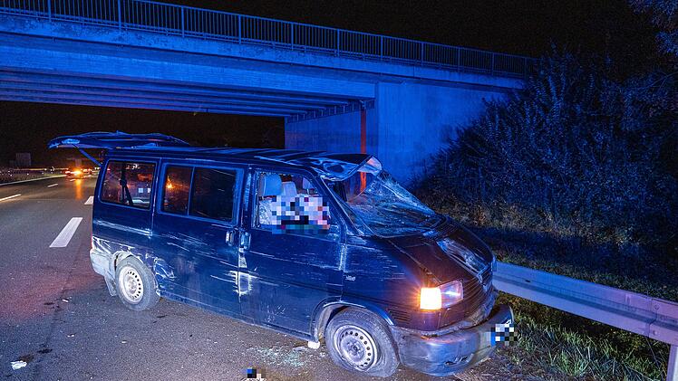 23-jähriger Autofahrer rast über Autobahnauffahrt und schleudert in Kleinbus - Zwei Frauen und Kleinkind verletzt