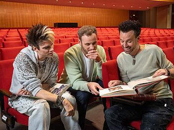 Psychologe Leon Windscheid (Mitte) trifft in der neuen "Terra X"-Folge Chris (links) und Andreas Ehrlich (rechts) und spricht mit den Magiern &uuml;ber ihre Vergangenheit.