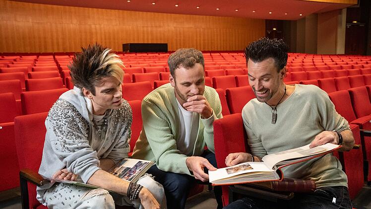 Psychologe Leon Windscheid (Mitte) trifft in der neuen "Terra X"-Folge Chris (links) und Andreas Ehrlich (rechts) und spricht mit den Magiern &uuml;ber ihre Vergangenheit.