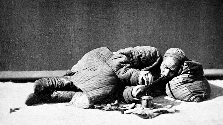 Um in den chinesischen Markt einzudringen, schmuggelten die Engl&auml;nder ab Ende des 18. Jahrhunderts Opium nach China, das in ihrer indischen Kolonie produziert wurde. Der Konsum wirkte sich verheerend auf die chinesische Bev&ouml;lkerung aus.