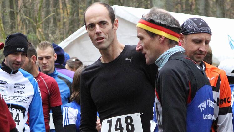 Routinier Uli Pfuhlmann (Nummer  748)  fachsimpelt mit Läuferkollegen.