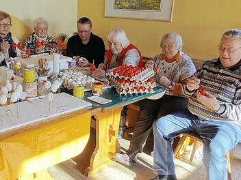Mitglieder der FSV Ortsgruppe Heiligenstadt bemalen Ostereier.  Foto: löw