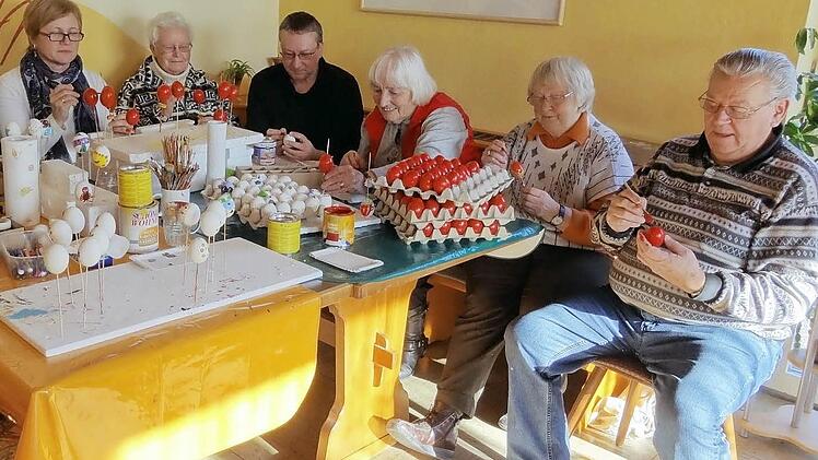 Mitglieder der FSV Ortsgruppe Heiligenstadt bemalen Ostereier.  Foto: löw