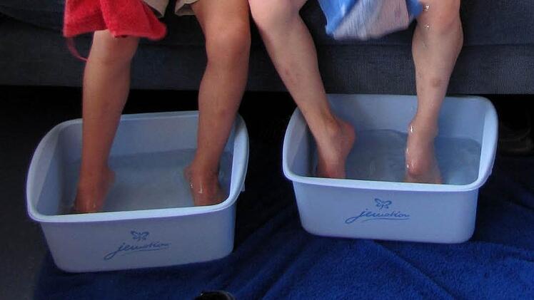 Wenn draußen die Sonne brennt, ist jede Abkühlung recht: Notfalls tut's auch eine Wanne kaltes Wasser für die Füße. Foto: Archiv