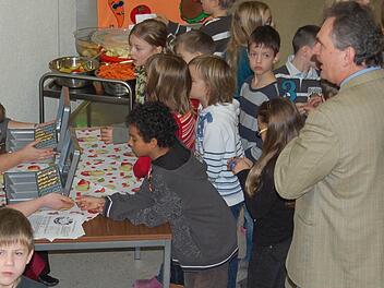 Reges Leben in der Schule, wie hier bei der Pausenbrot-Aktion, wird es auch in Zukunft in Oberthulba geben. Schulleiter Hans Jürgen Hanna (r.) informierte den Gemeinderat über die erwarteten steigenden Schülerzahlen . Foto: Günther Straub