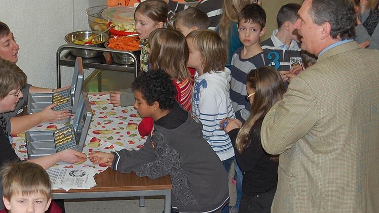 Reges Leben in der Schule, wie hier bei der Pausenbrot-Aktion, wird es auch in Zukunft in Oberthulba geben. Schulleiter Hans Jürgen Hanna (r.) informierte den Gemeinderat über die erwarteten steigenden Schülerzahlen . Foto: Günther Straub