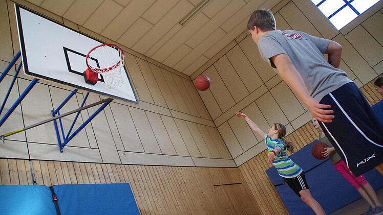 In der Halle der Turnerschaft spielten die Schüler der vierten Klassen Basketball. Foto: Marco Meißner