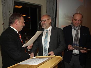 Landrat Thomas Bold (links) überreichte in der Jahresschlusssitzung des Oerlenbacher Gemeinderates die kommunale Verdiensturkunde an den jetzigen Bürgermeister Franz Kuhn (Mitte) und an Gemeinderat Manfred Greubel (rechts). Foto: Stefan Geiger
