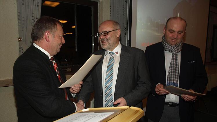 Landrat Thomas Bold (links) überreichte in der Jahresschlusssitzung des Oerlenbacher Gemeinderates die kommunale Verdiensturkunde an den jetzigen Bürgermeister Franz Kuhn (Mitte) und an Gemeinderat Manfred Greubel (rechts). Foto: Stefan Geiger