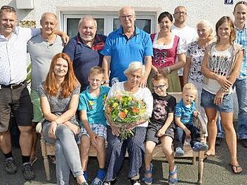 Erika Röder feierte im Kreis ihrer Familie ihren 85. Geburtstag. Vorne sitzend von links, Tanja und Moses (Enkel), die Geburtstagsjubilarin Erika Röder, Quentin und Julian (Urenkel), stehend, von links, Matthias, Thomas, Helmut und Edgar (Söhne), Zweite Bürgermeisterin Angela Hofmann, Johannes (Enkel), Lilo (Schwester), Manuela, Michael (Enkel) Foto: Karl- Heinz Hofmann