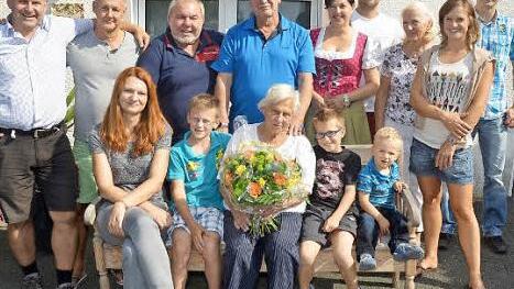Erika Röder feierte im Kreis ihrer Familie ihren 85. Geburtstag. Vorne sitzend von links, Tanja und Moses (Enkel), die Geburtstagsjubilarin Erika Röder, Quentin und Julian (Urenkel), stehend, von links, Matthias, Thomas, Helmut und Edgar (Söhne), Zweite Bürgermeisterin Angela Hofmann, Johannes (Enkel), Lilo (Schwester), Manuela, Michael (Enkel) Foto: Karl- Heinz Hofmann