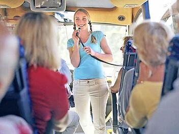 Busreisen sind vor allem bei Senioren außerordentlich beliebt - dabei sollte man allerdings auf seine Venen achten. Foto: djd/Ofa Bamberg/Tim Hall