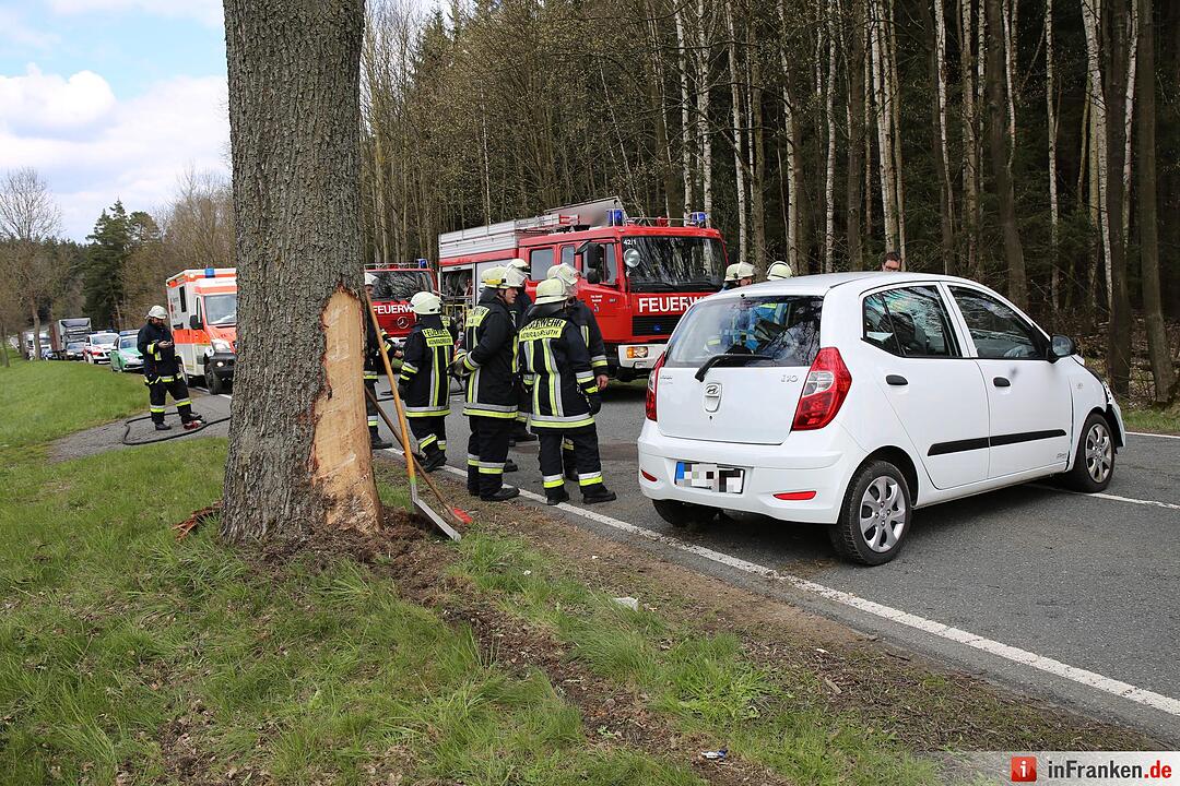 18-jähriger Autofahrer prall bei Konradsreuth gegen Baum