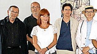 Die Ausstellung gestalten (von links) Herbert Holzheimer, Rainer Nepita, Romana Menze-Kuhn, Werner Henkel, Horst Ziegler, Gerd Kanz, Sylvia Peter, Helmut Droll und Herman de Vries, der aus aus gesundheitlichen Gründen fehlte. Rechts steht Zweiter Bürgermeister Bernhard Jilke, daneben der Galerist Egon Stumpf. Foto: Sabine Weinbeer