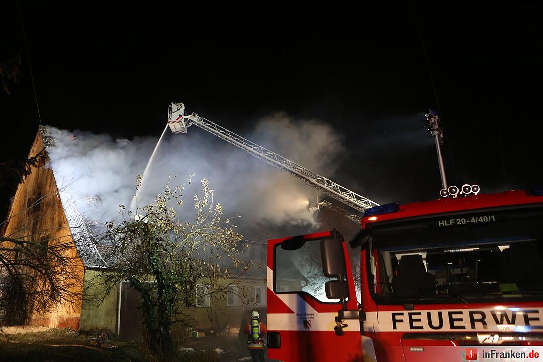 Wohnhaus in Vollbrand - Nürnberger Feuerwehr im Großeinsatz