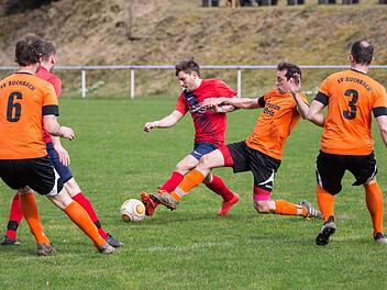SV Buchbach - TSV Neukenroth II: Vor der Strafraumgrenze geht der Buchbacher Marco L&ouml;ffler mit einer Gr&auml;tsche gegen G&auml;stespieler Felix Appelius (rotes Trikot) zum Ball.  Foto: Heinrich Wei&szlig;