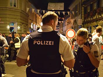 Während um sie herum gefeiert, gelacht und getrunken wird, müssen die Polizeibeamten einen kühlen Kopf bewahren.Tobias Hohner