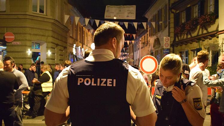 Während um sie herum gefeiert, gelacht und getrunken wird, müssen die Polizeibeamten einen kühlen Kopf bewahren.Tobias Hohner
