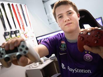 Ob Playstation 4 oder Xbox One: Als E-Sport-Profi muss der Kronacher David Neubauer auf beiden Spielekonsolen erfolgriech sein. Foto: Marian Hamacher