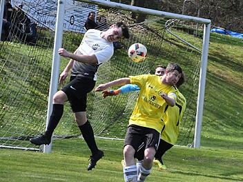Das Nachsehen hatte Arne Wieschal mit dem TSV Steinach im Duell der Verfolger gegen den FC Strahlungen um Dominik Beck (links).Hopf