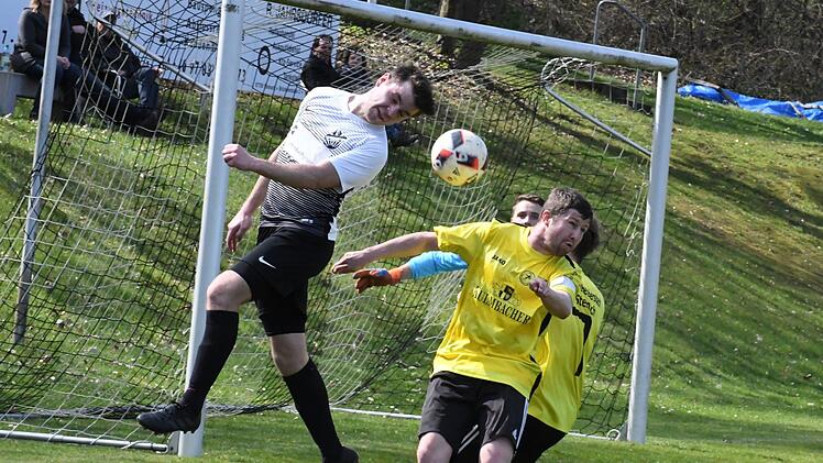Das Nachsehen hatte Arne Wieschal mit dem TSV Steinach im Duell der Verfolger gegen den FC Strahlungen um Dominik Beck (links).Hopf